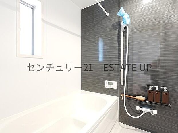 【バス】1日の疲れを癒してくれる広々としたバスルーム。