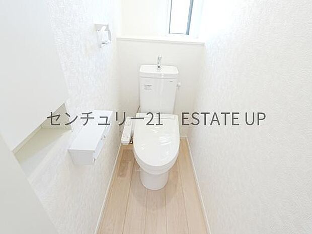 【トイレ】二階トイレ。各階にトイレが付いているので、忙しい朝の時間帯にも安心。