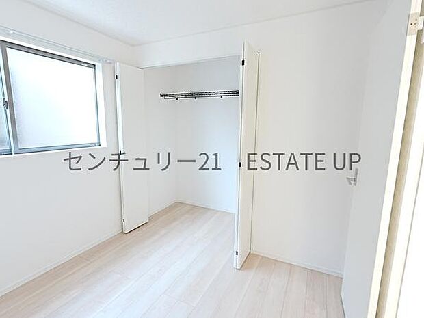 【洋室】収納もあるのでライフスタイルに合わせて、多目的にお使いいただけます。