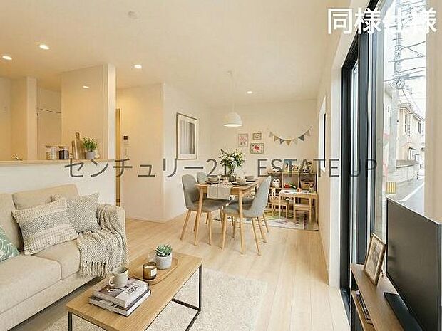 【同様仕様 リビング】広々としたリビング空間にキッチンもあり、家族団らんや来客時にもゆったり過ごせる心地よい空間。※ホームステージングしているイメージ図です。