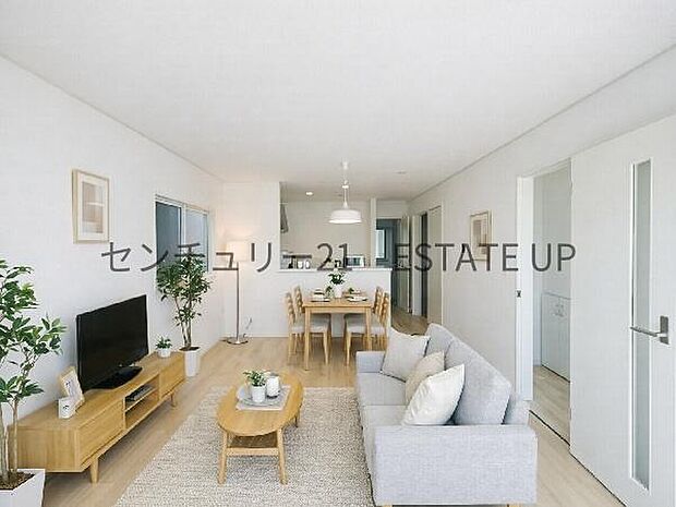 【リビング】リビング空間にキッチン。みんなで食事を楽しめる空間。※ホームステージングしているイメージ図です。