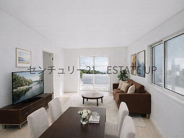 【リビング】広々としたリビング空間で、家族団らんや来客時にもゆったり過ごせる心地よい空間。※ホームステージングしているイメージ図です。