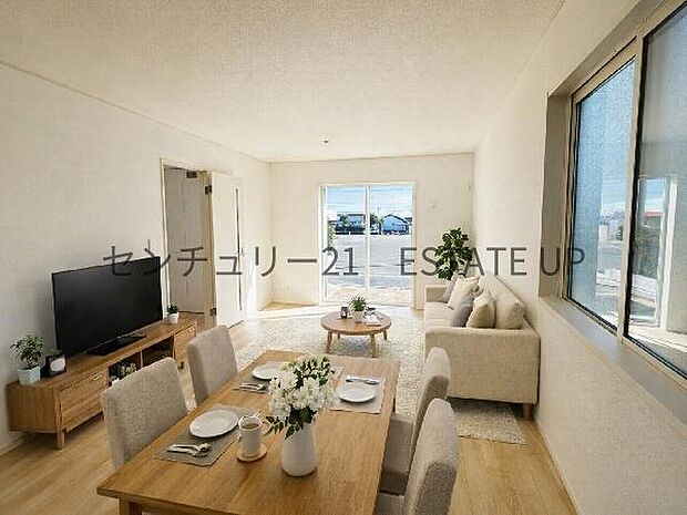 【リビング】広々としたリビング空間で、家族団らんや来客時にもゆったり過ごせる心地よい空間。※ホームステージングしているイメージ図です。