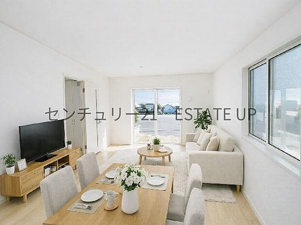 【リビング】広々としたリビング空間で、家族団らんや来客時にもゆったり過ごせる心地よい空間。※ホームステージングしているイメージ図です。