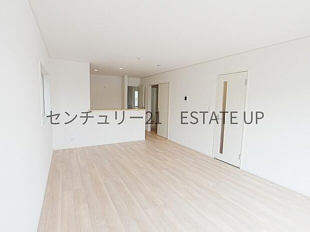 【リビング】ご家族皆様でゆったりとお過ごしいただけるリビングです。