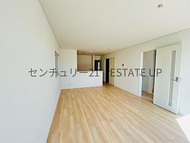 【リビング】ご家族皆様でゆったりとお過ごしいただけるリビングです。