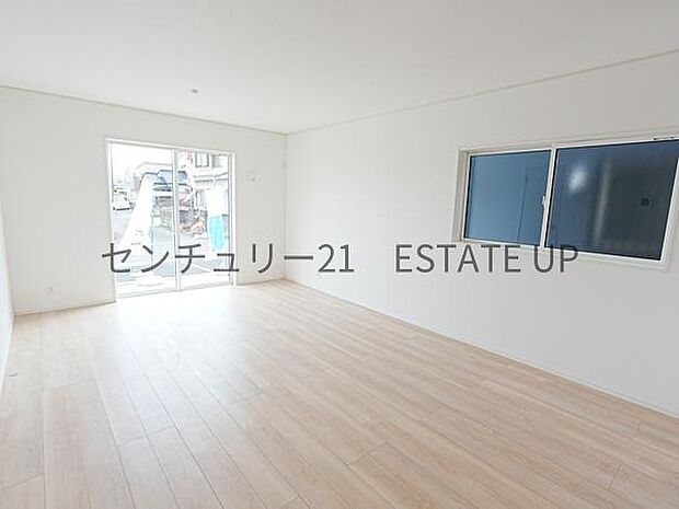 【リビング】大きな窓から明るい陽光が差し込み、ご家族皆様でゆったりとお過ごしいただけるリビングです。