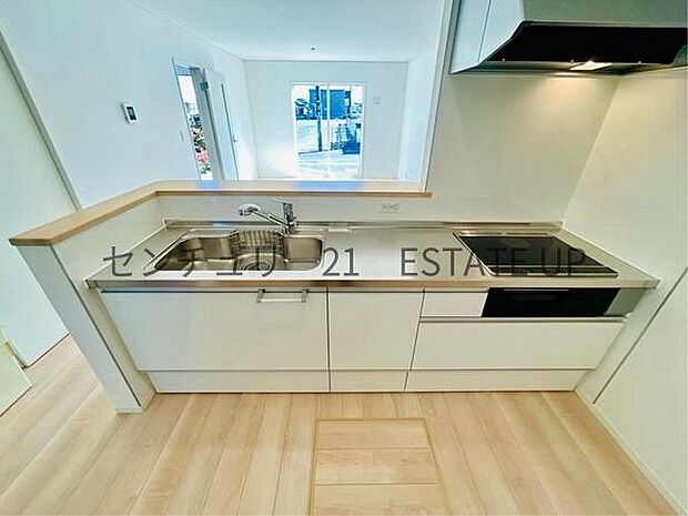 【キッチン】火力の調整が楽で安全性の高い人気のIH。お子様も見守れる対面キッチンです。