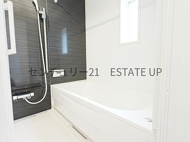 【バス】1日の疲れを癒してくれる広々としたバスルーム。