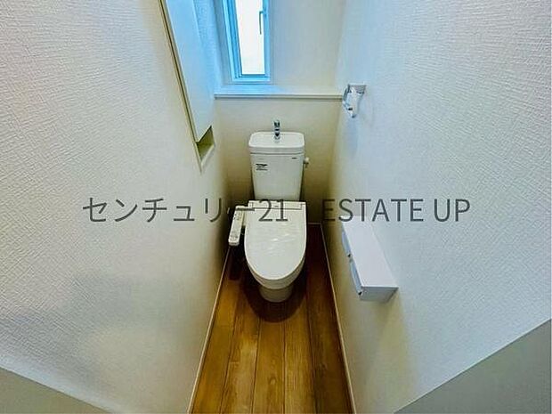 【トイレ】温水洗浄便座付きのトイレです。