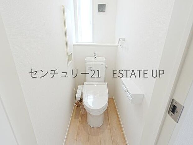 【トイレ】温水洗浄便座付きのトイレです。