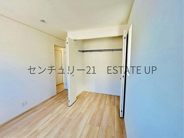 【洋室】クローゼットもあるのでライフスタイルに合わせて、多目的にお使いいただけます。