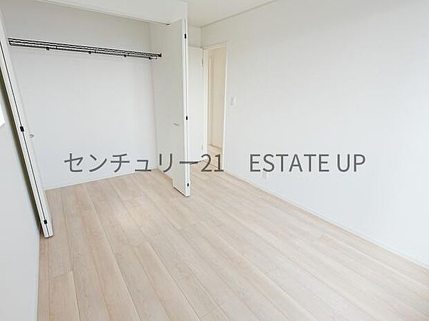 【洋室】バルコニーに出れる洋室で明るく快適な洋室です。