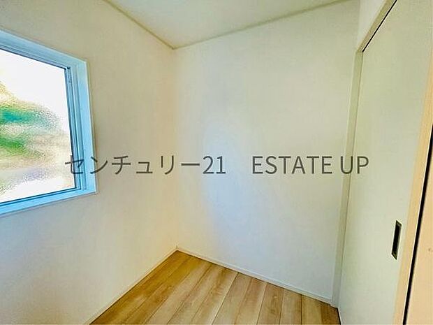 【洋室】リビングの横に洋室があり様々な使い方ができます♪