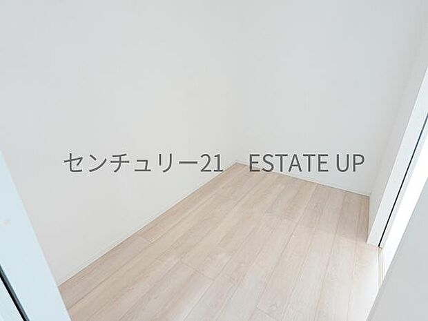 【洋室】1階洋室。小部屋としても、収納スペースとしても活用できます。