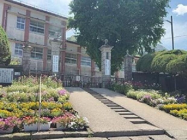 姶良市立重富小学校まで1422m、重富小学校では、「豊かな心を持ち深く考え、たくましく生きる子どもを育てる」ことを教育の柱としています。