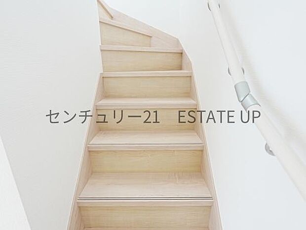 【階段】階段の途中でふと顔を合わせる、そんな日常の一コマが愛おしい。