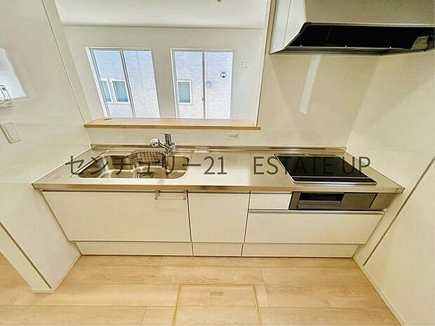 【キッチン】火力の調整が楽で安全性の高い人気のIH。お子様も見守れる対面キッチンです。