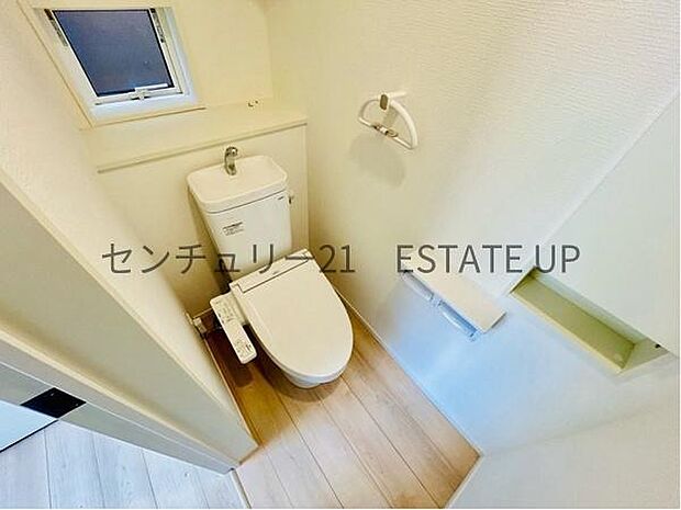 【トイレ】温水洗浄便座付きのトイレです。