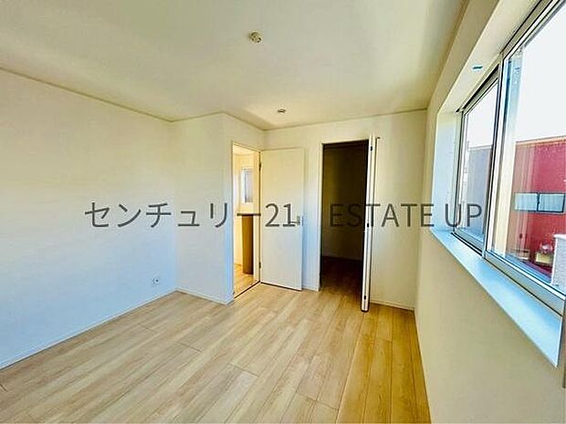 【洋室】窓がついていることで日中も明るくお部屋で過ごせます。