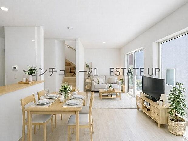 【リビング】リビング空間にキッチン。みんなで食事を楽しめる空間。※ホームステージングしているイメージ図です。