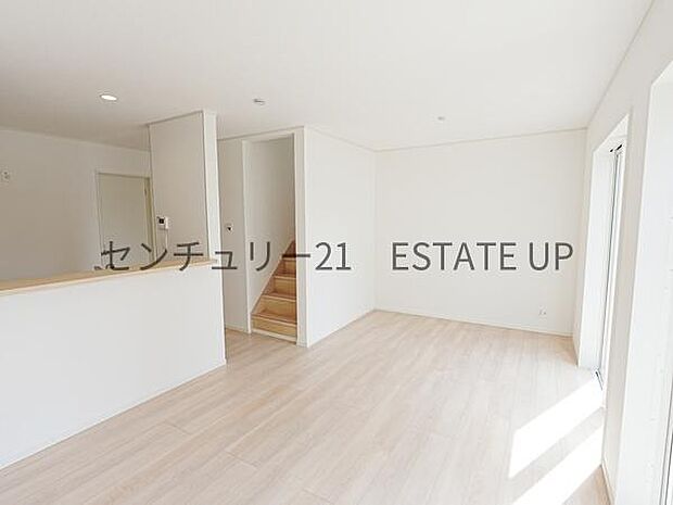 【リビング】ご家族皆様でゆったりとお過ごしいただけるリビングです。