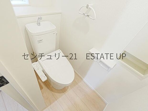 【トイレ】温水洗浄便座付きのトイレです。