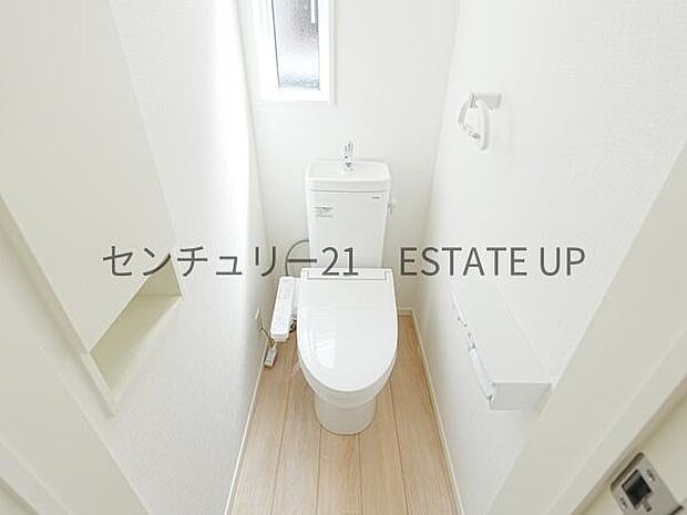【トイレ】二階トイレ。各階にトイレが付いているので、忙しい朝の時間帯にも安心。