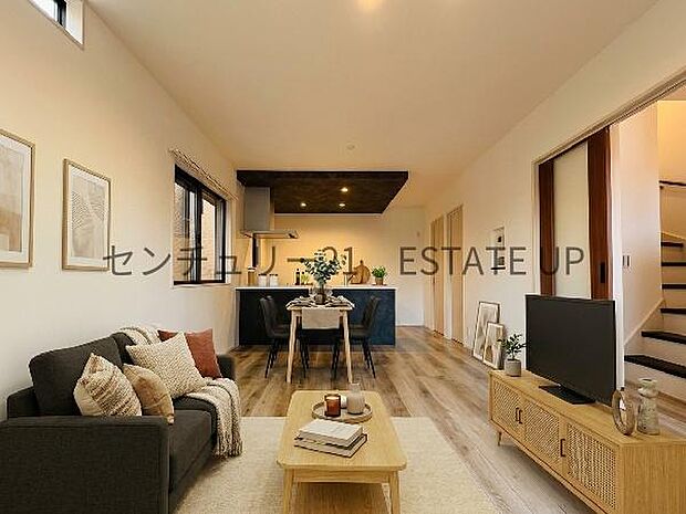 【リビング】リビング空間にキッチン。みんなで食事を楽しめる空間。※ホームステージングしているイメージ図です。