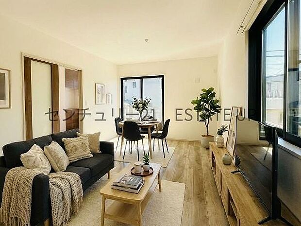 【リビング】広々としたリビング空間で、家族団らんや来客時にもゆったり過ごせる心地よい空間。※ホームステージングしているイメージ図です。