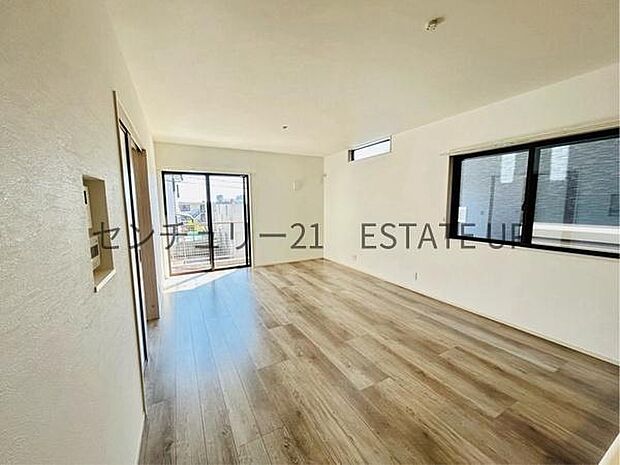 【リビング】心地いい光が差し込みます。過ごしやすいリビングで家族が快適な日々が送れます。