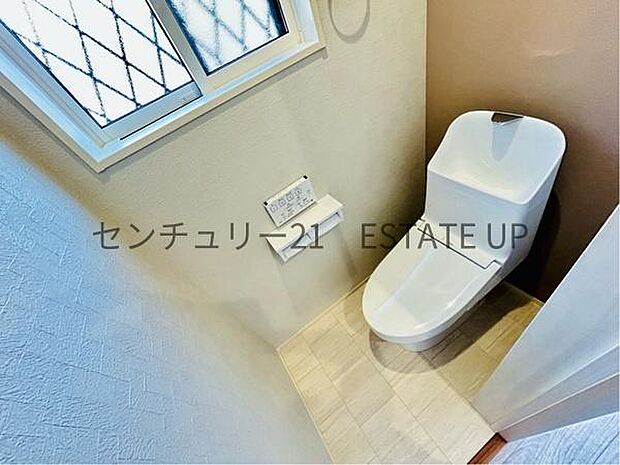 【トイレ】温水洗浄便座付きのトイレです。