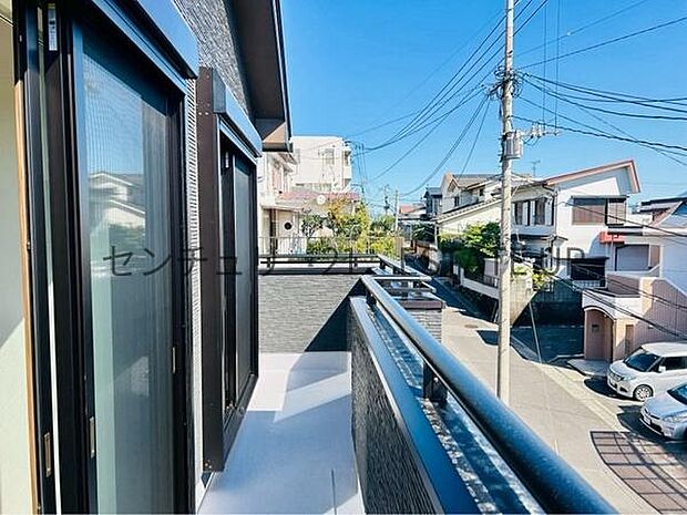 【バルコニー】バルコニーもあるので洗濯物もよく乾きそうです。