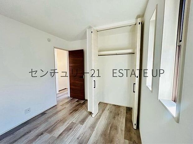 【洋室】クローゼットもあるのでライフスタイルに合わせて、多目的にお使いいただけます。