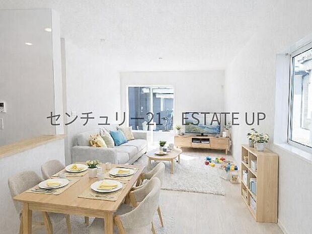 【リビング】リビング空間にキッチン。みんなで食事を楽しめる空間。※ホームステージングしているイメージ図です。