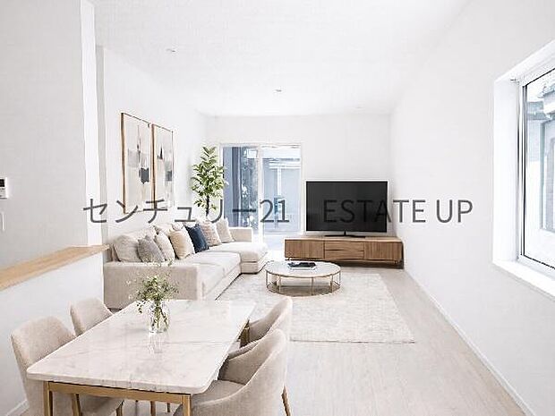 【リビング】広々としたリビング空間で、家族団らんや来客時にもゆったり過ごせる心地よい空間。※ホームステージングしているイメージ図です。