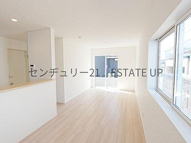 【リビング】心地いい光が差し込みます。過ごしやすいリビングで家族が快適な日々が送れます。