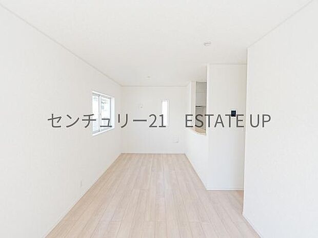 【リビング】14.5帖のリビング。短い導線で食事の支度や移動も楽々♪