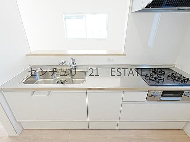 【キッチン】お子様やリビングも見守れる対面キッチンです。