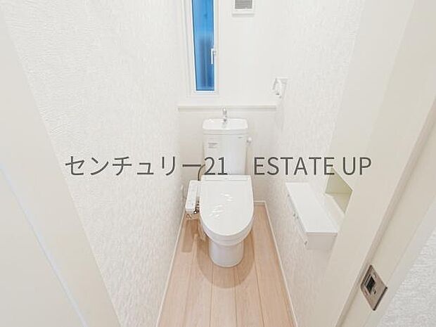 【トイレ】温水洗浄便座付きのトイレです。