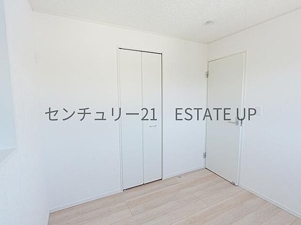 【洋室】クローセットも収納もあるのですぐに着替えができ便利です♪