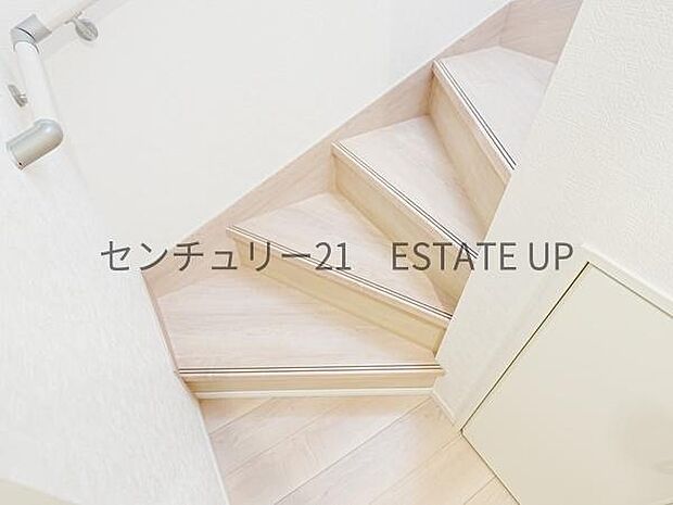 【階段】階段の途中でふと顔を合わせる、そんな日常の一コマが愛おしい。