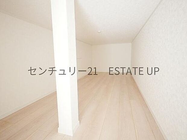 【洋室】3階にある小さな洋室。秘密基地のようなキッズスペースや収納や様々な仕様ができます♪