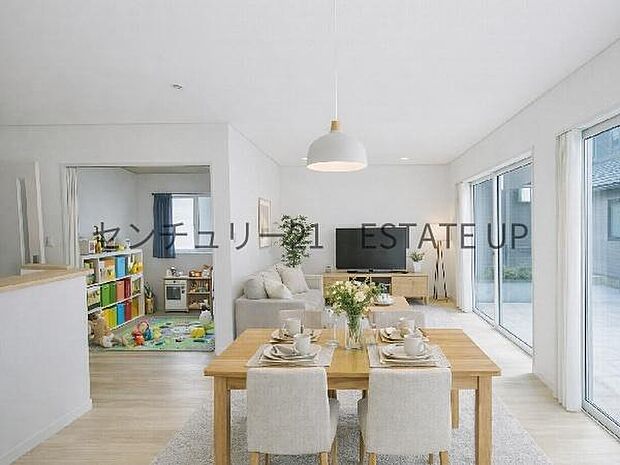 【リビング】広々としたリビング空間で、家族団らんや来客時にもゆったり過ごせる心地よい空間。※ホームステージングしているイメージ図です。