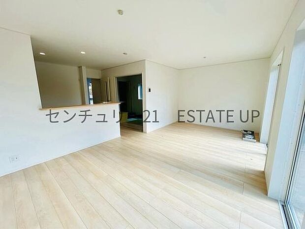 【リビング】ご家族皆様でゆったりとお過ごしいただけるリビングです。