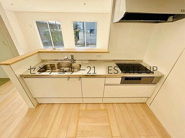 【キッチン】火力の調整が楽で安全性の高い人気のIH。お子様も見守れる対面キッチンです。