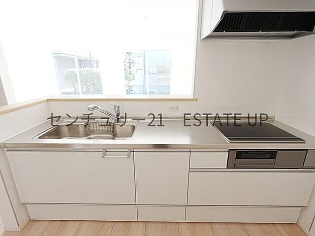 【キッチン】火力の調整が楽で安全性の高い人気のIH。お子様も見守れる対面キッチンです。