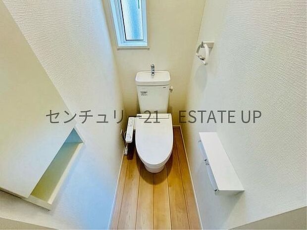 【トイレ】温水洗浄便座付きのトイレです。