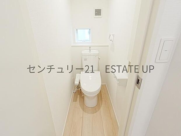 【トイレ】温水洗浄便座付きのトイレです。