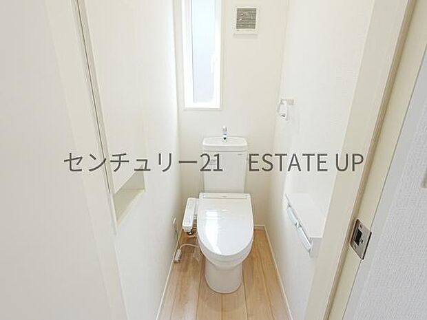 【トイレ】二階トイレ。各階にトイレが付いているので、忙しい朝の時間帯にも安心。